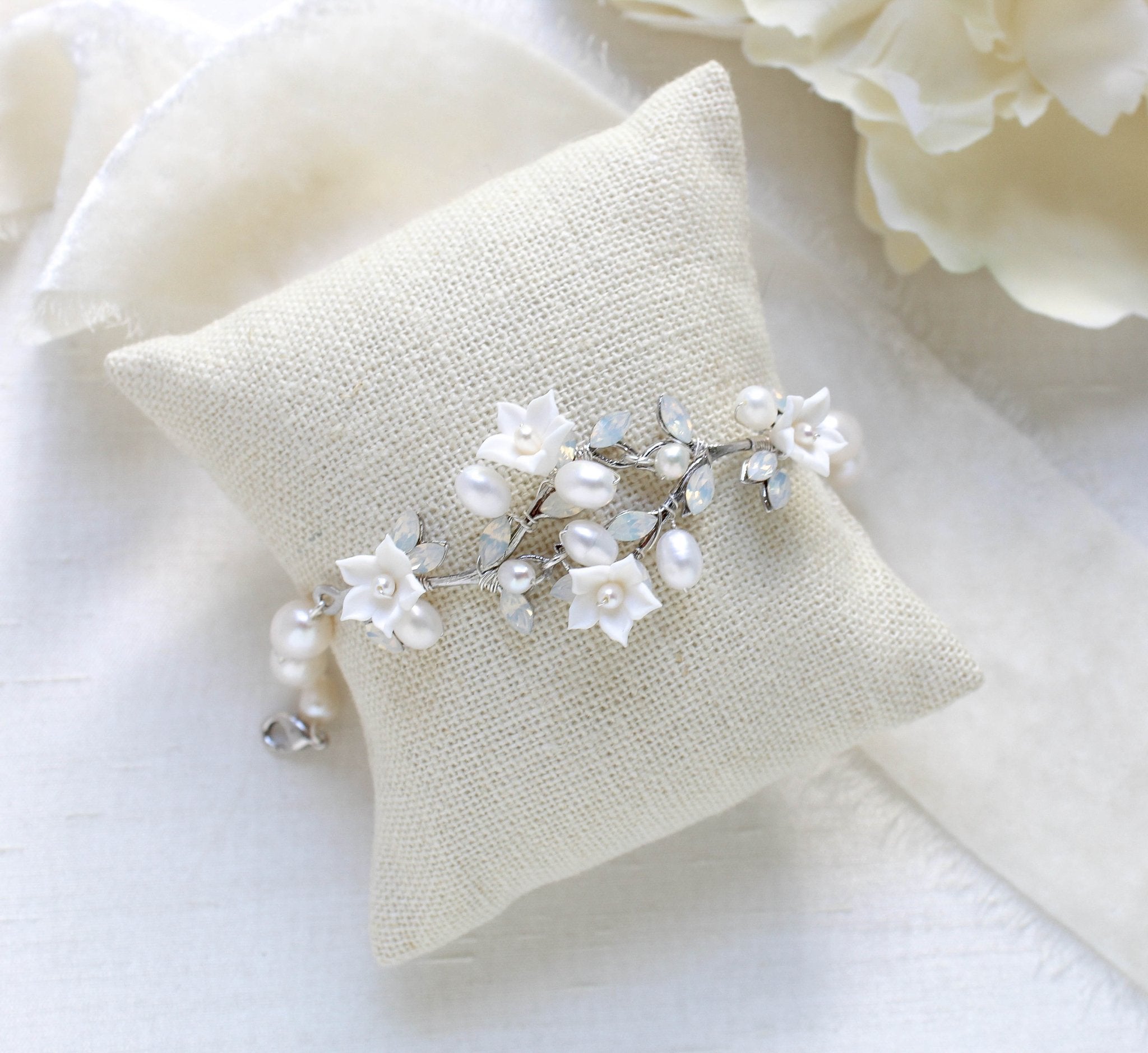 Gold Bridal bracelet with flowers and pearls - LOLITA - Treasures by Agnes